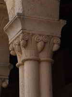 CAPITEL DE LA GALER&Iacute;A PORTICADA