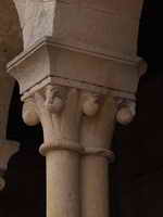 CAPITEL DE LA GALERÍA PORTICADA