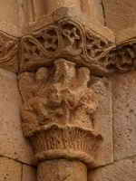 CAPITEL EN PORTADA OESTE