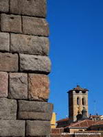 ACUEDUCTO Y TORRE AL FONDO