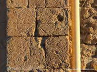 RELOJ DE SOL EN LA BASE DE LA TORRE