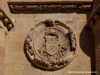 ESCUDO EPISCOPAL SOBRE LA PUERTA DE ACCESO