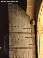 DETALLE DE LA PUERTA CON HERRAJES