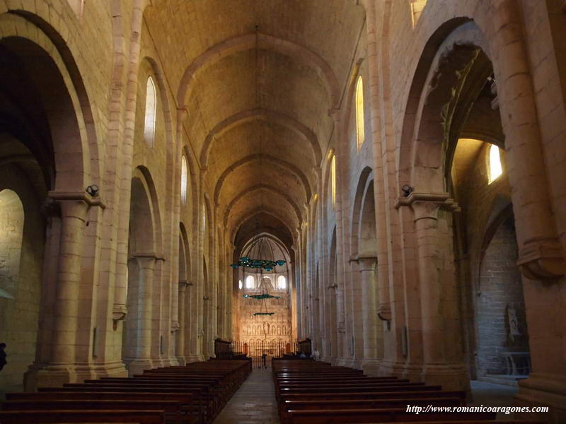 INTERIOR DEL TEMPLO HACIA LA CABECERA