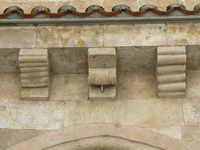 DETALLE DE CANECILLOS SOBRE LA PORTADA NORTE