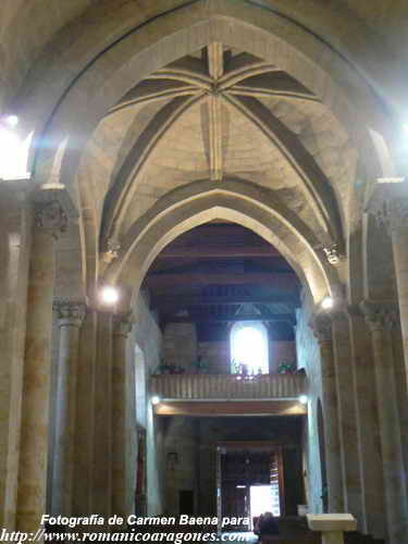 INTERIOR HACIA LOS PIES DEL TEMPLO
