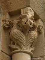 CAPITEL DEL LADO ESTE. AGUILAS RAPI�ANDO PEQUE�AS AVES