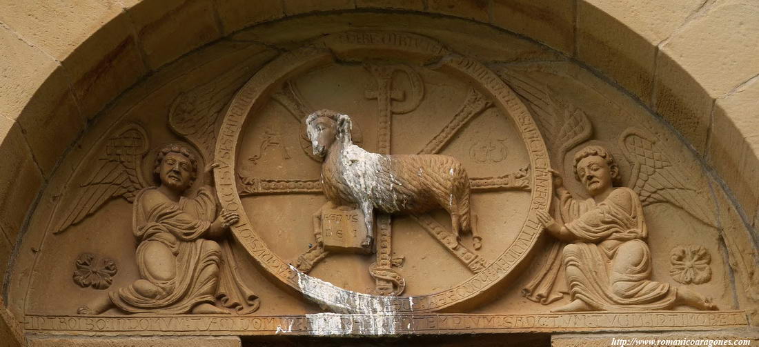 DETALLE DEL TMPANO CON EL CRISMN DEL AGNUS DEI