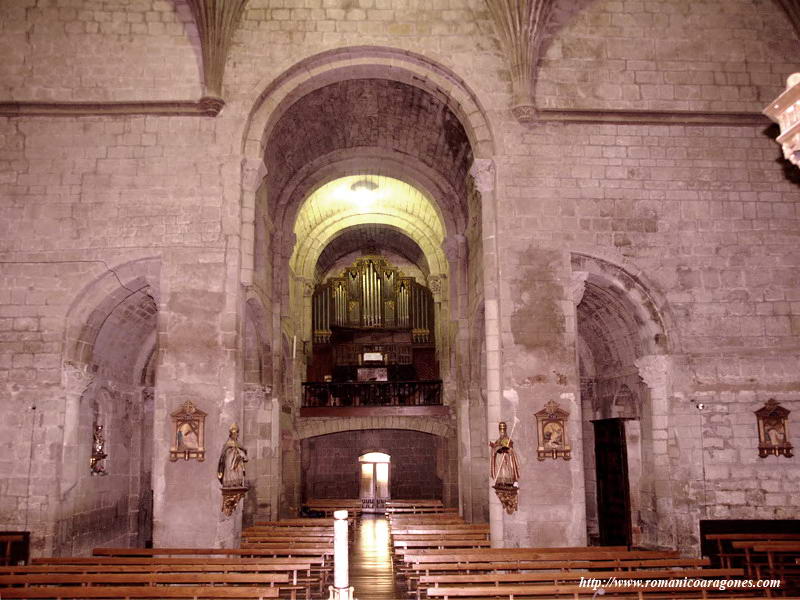 NAVES ROMNICAS DESDE LA CABECERA MODERNA DEL TEMPLO