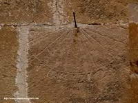 RELOJ DE SOL EN MURO SUR, MODERNO.