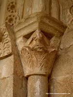 CAPITEL DE LA PORTADA OESTE-MOTIVOS VEGETALES