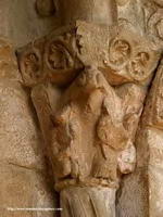 CAPITEL DE LA PORTADA OESTE-FIGURITAS HUMANAS