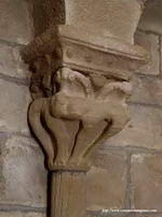 CAPITEL DEL CILINDRO ABSIDAL. SILUETAS DE LEONES