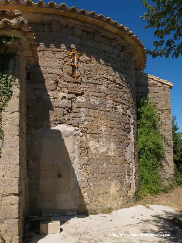 CABECERA DEL TEMPLO PARCALMENTE OCULTA POR LA SACRISTÍA.