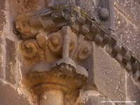 CAPITEL DE UN VENTANAL DE LA CABECERA