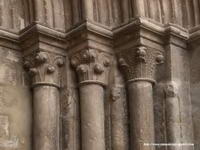 CAPITELES DEL LADO DERECHO EN LA PORTADA SUR