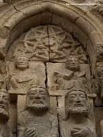 DETALLE DE LA DECORACI�N DEL T�MPANO. ESTRELLA CONT�NUA DE OCHO PUNTAS