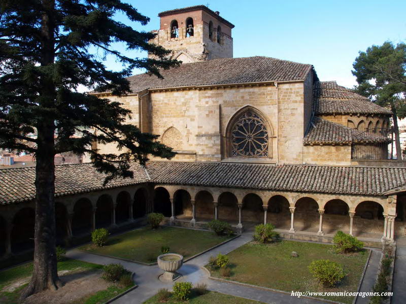 CLAUSTRO Y FACHADA SUR DEL TEMPLO