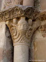 CAPITEL DE SUJETO BARBUDO