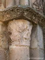 SILUETAS DE MUJERES EN CUCLILLAS
