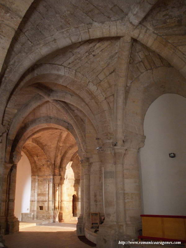 DEAMBULATORIO CON ARCADAS TAPIADAS HACIA EL ALTAR CENTRAL