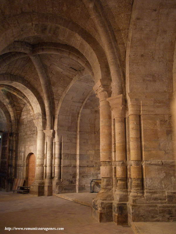 DETALLE LADO NORTE DEAMBULATORIO. PUERTA DE ACCESO A LA TORRE CILNDRICA