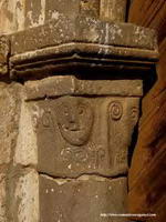 DETALLE DEL CAPITEL INTERIOR DEL LADO OESTE