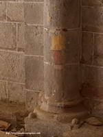COLUMNA Y BASA DEL LADO NORTE DEL ARCO TRIUNFAL, CON RESTOS DE DECORACI�N PICT�RICA