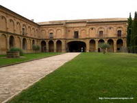 JARD�N DE ACCESO AL TEMPLO Y PORTADA EXTERIOR DEL RECINTO