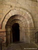 PUERTA DE ACCESO A LA CRIPTA. LA M�S ANTIGUA DEL TEMPLO