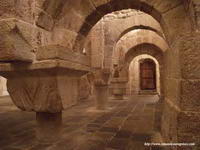 DETALLE DE LOS ARCOS TRAS LAS CABECERAS. AL FONDO PUERTA DE ACCESO