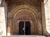 PORTICO OESTE Y ESCALINATA DE ACCESO