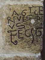 INSCRIPCION DE �ME FECIT� RESALTANDO LOS TRAZOS DE LAS LETRAS