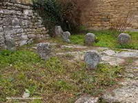 CEMENTERIO CON ESTELAS MEDIEVALES