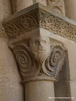 CAPITEL DEL HOMBRE BARBUDO