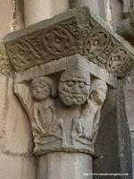 CAPITEL DE MUJERES EN CUCLILLAS