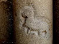 PERRITO TALLADO EN LA COLUMNA DEL CAPITEL �BARBUDO�