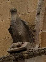 AGUILA FLANQUEANDO LA PORTADA OESTE