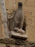 AGUILA FLANQUEANDO LA PORTADA OESTE