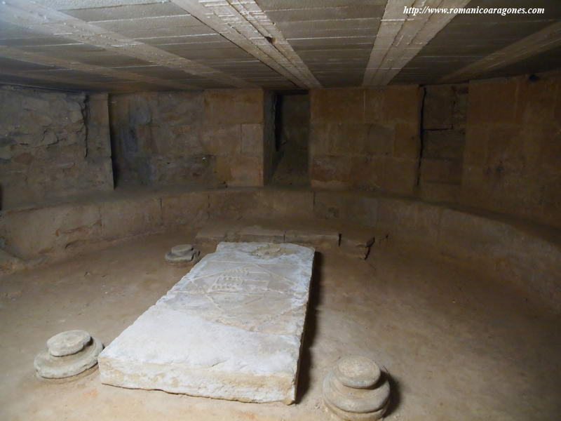 INTERIOR DE LA CRIPTA HACIA LA CABECERA