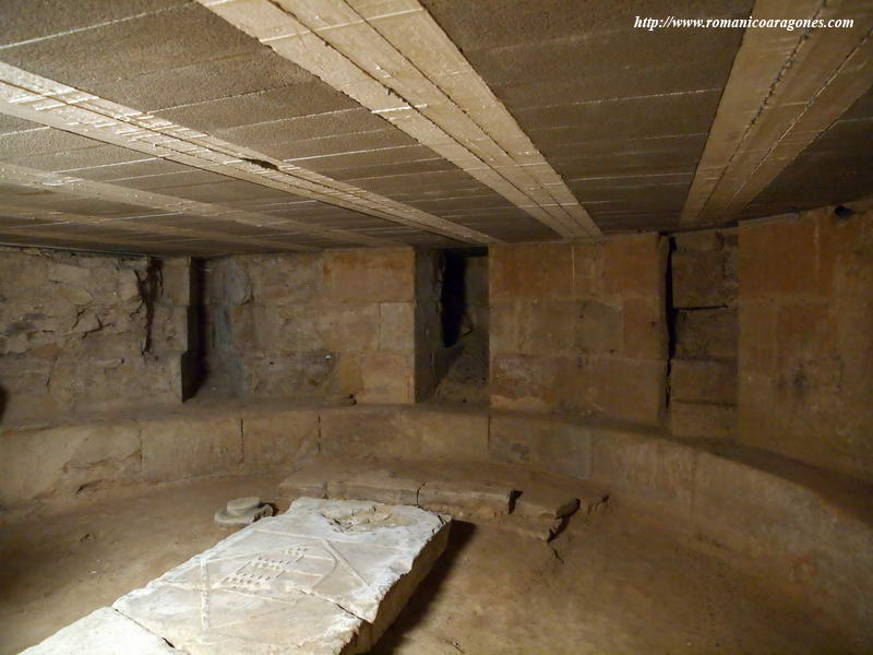 INTERIOR DE LA CRIPTA HACIA LA CABECERA