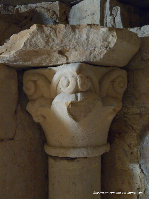 CAPITEL ORIGINAL DE UNA DE LAS COLUMNAS DE LA CRIPTA