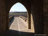 tABLERO DEL PUENTE DESDE EL INTERIOR DEL TORRE�N DE SU ORILLA IZQUIERDA