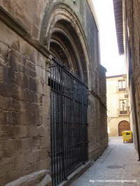 PORTADA OESTE ORIGINAL, ENREJADA,  EN ANGOSTO CALLEJ�N