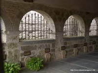 INTERIOR DEL SILO DE CARLOMAGNO CON CEMENTERIO LOCAL