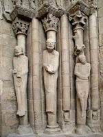 COLUMNAS-ESTATUA DEL LADO ORIENTAL.