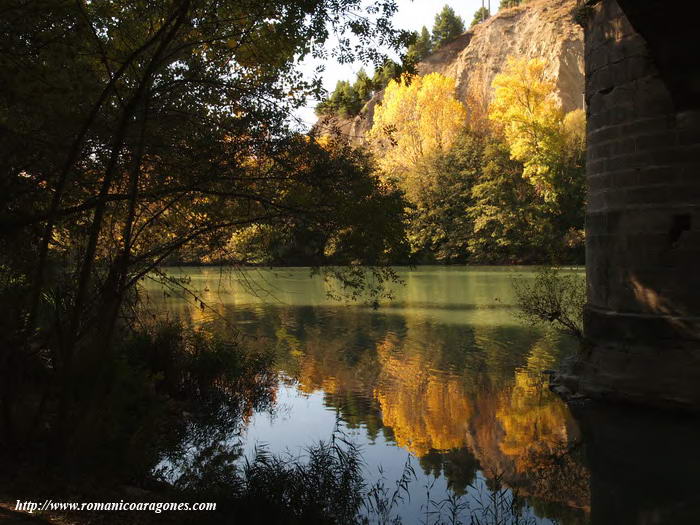 EL RÍO ARAGÓN BAJO EL PUENTE PRÓXIMO A LA IGLESIA