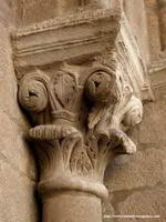 CAPITEL DE MOTIVOS VEGETALES