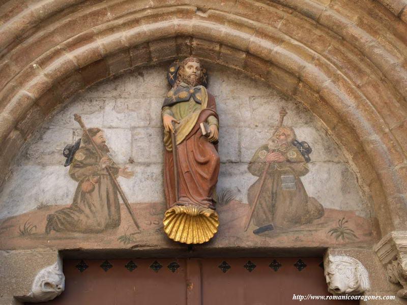 TMPANO DE LA PORTADA OESTE CON LA ESTATUA DEL APSTOL SANTIAGO