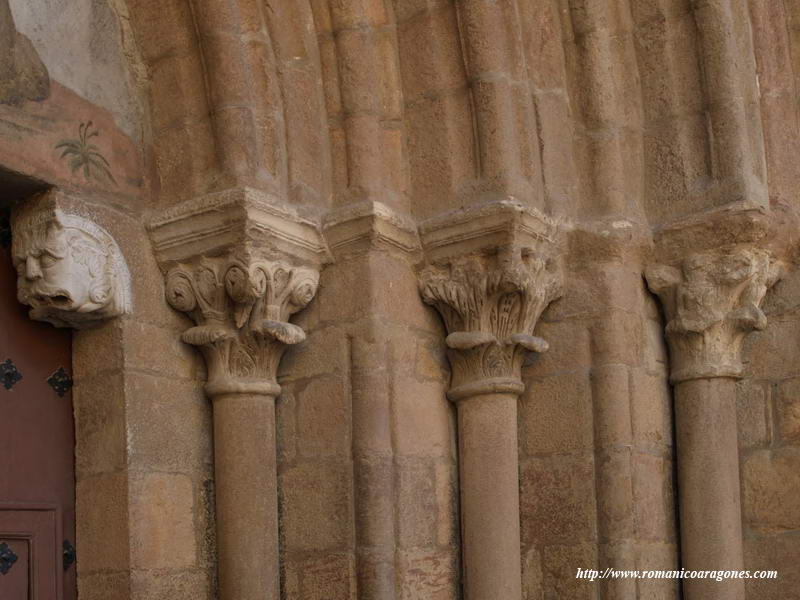 MODILLN Y CAPITELES DEL LADO SUR DE LA PORTADA DE PONIENTE